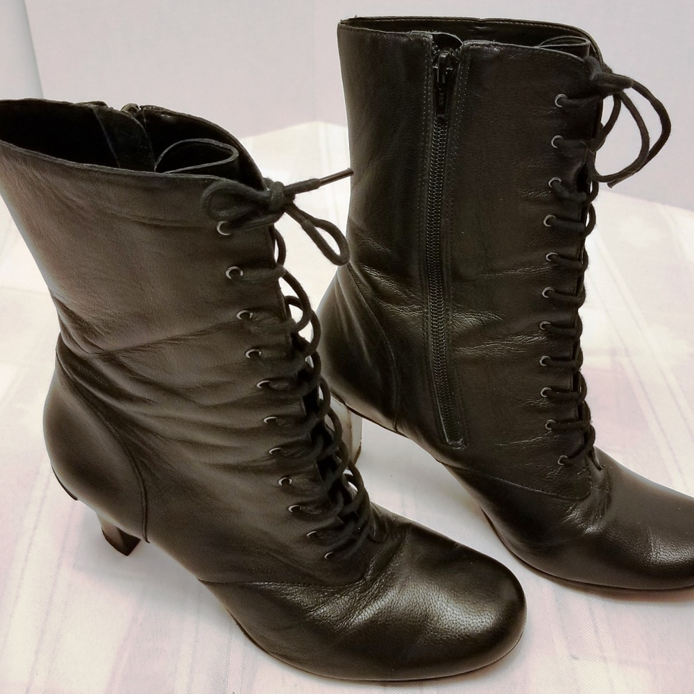 NWOB. Arturo Chiang Mid Calf Leather Boots